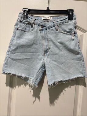 Abercrombie & Fitch The Dad Short High Rise Denim Shorts Light Wash 25/0